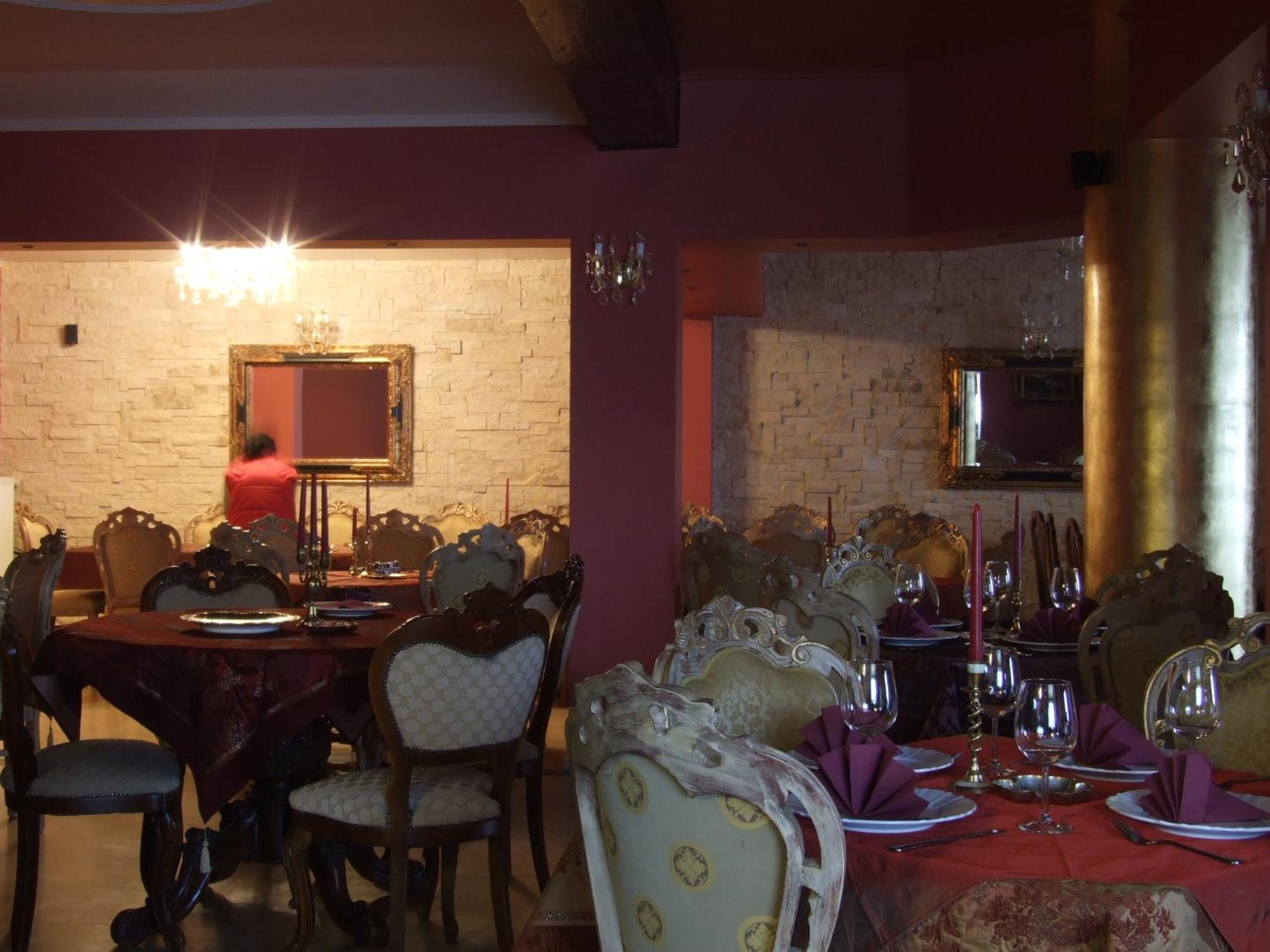 Hotel Royal Zalau Bagian luar foto