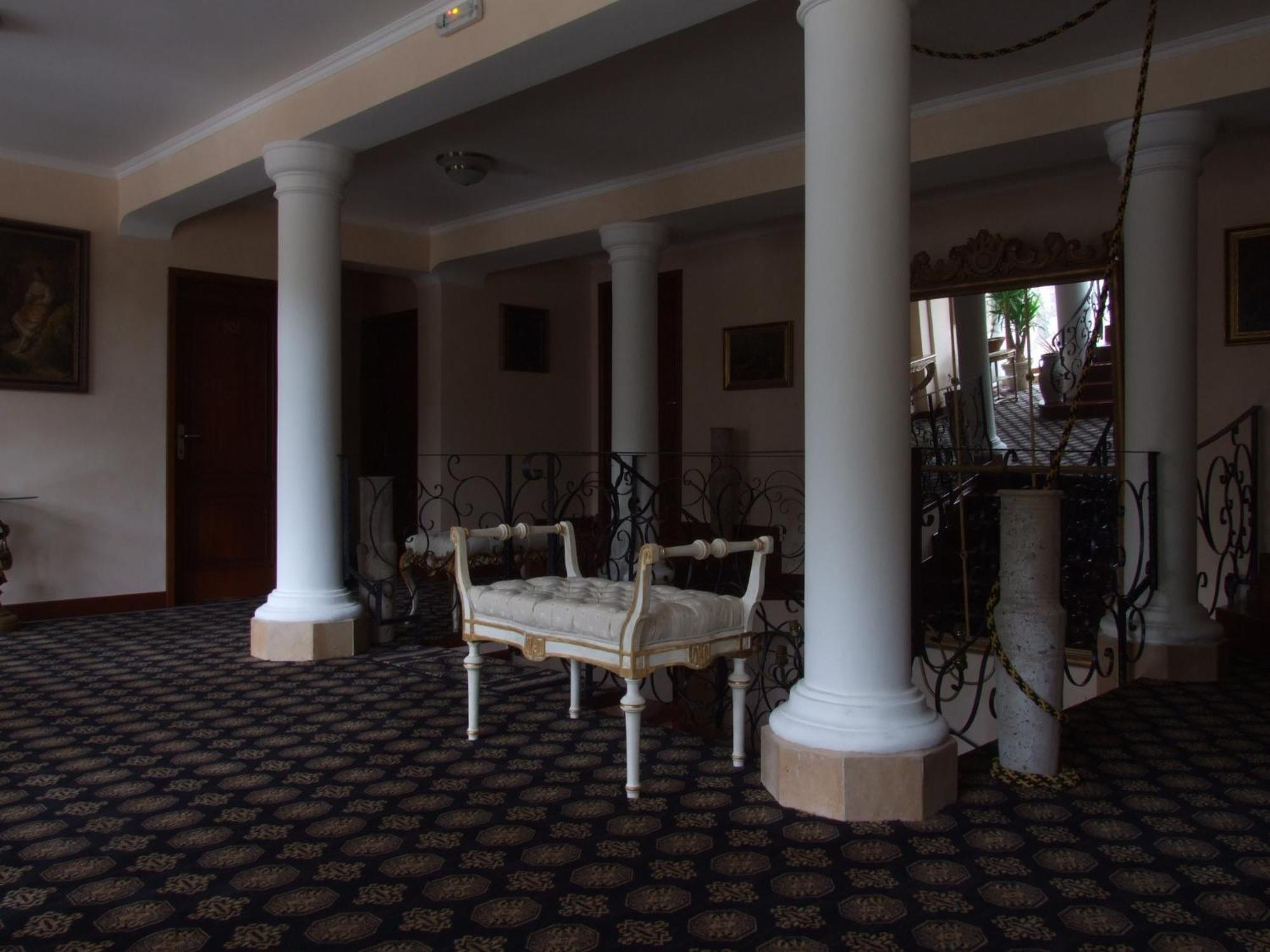 Hotel Royal Zalau Bagian luar foto