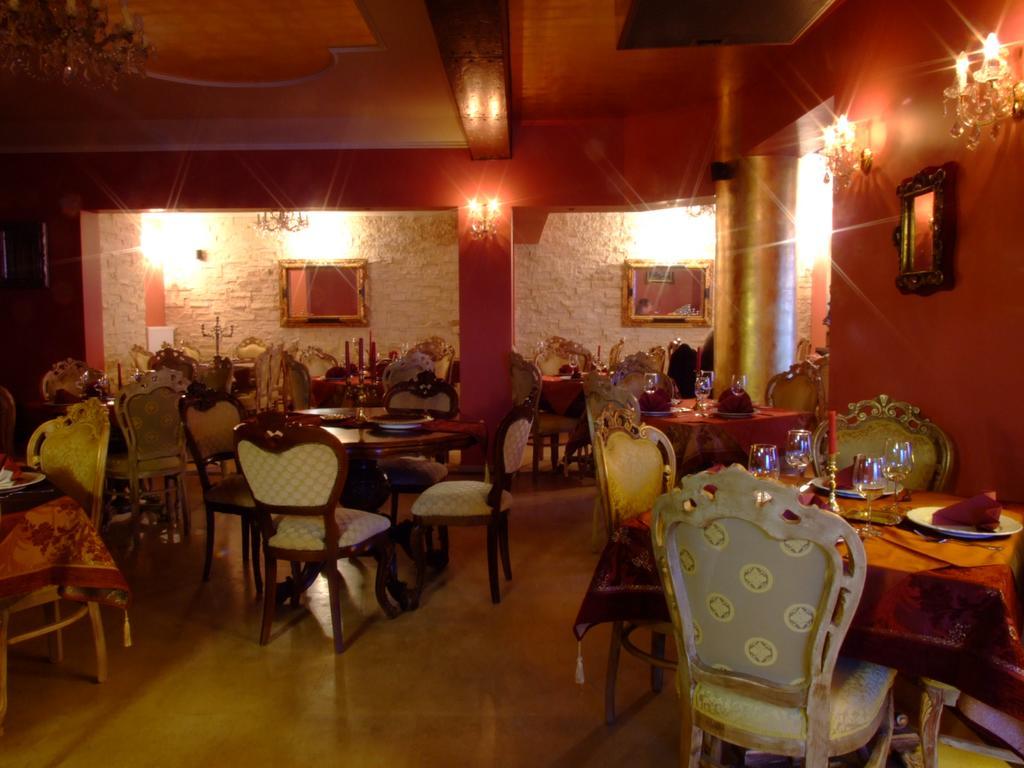 Hotel Royal Zalau Bagian luar foto
