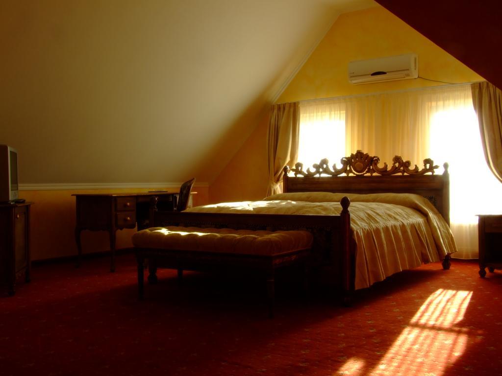Hotel Royal Zalau Bagian luar foto